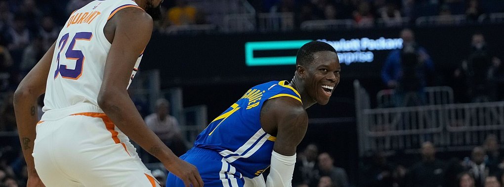 Gewann mit den Golden State Warriors gegen Phoenix: Dennis Schröder (r.) - © Godofredo A. Vásquez/AP/dpa