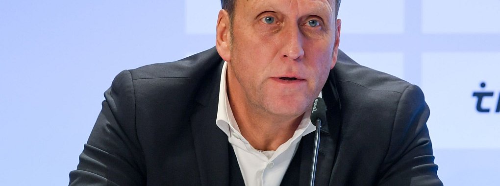 Sieht den Videoschiedsrichter kritisch: Holstein Kiels Präsident Steffen Schneekloth. - © Arne Dedert/dpa