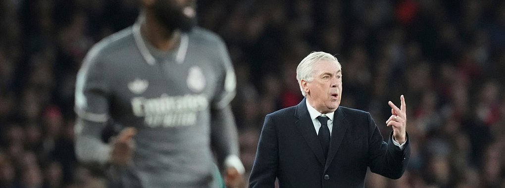 Real-Coach Carlo Ancelotti sah seine Mannschaft in der zweiten Hälfte untergehen. - © Frank Augstein/AP/dpa
