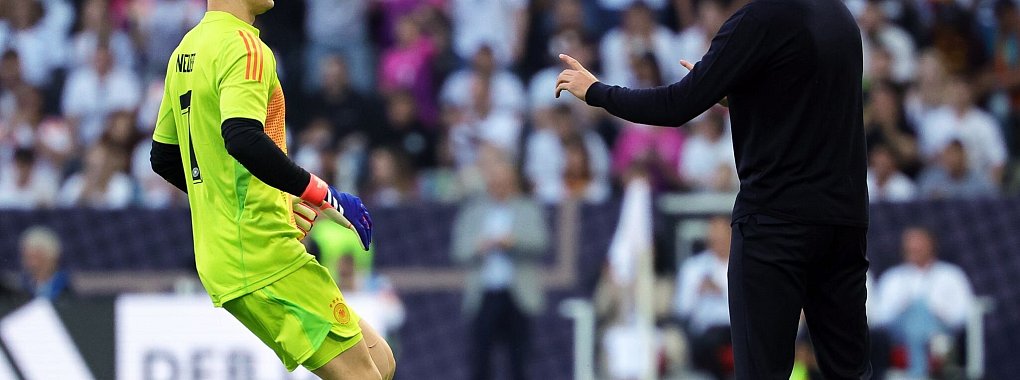 Bundestrainer Julian Nagelsmann h&auml;lt an Manuel Neuer als Nummer eins im DFB-Tor fest. - &copy; Christian Charisius/dpa