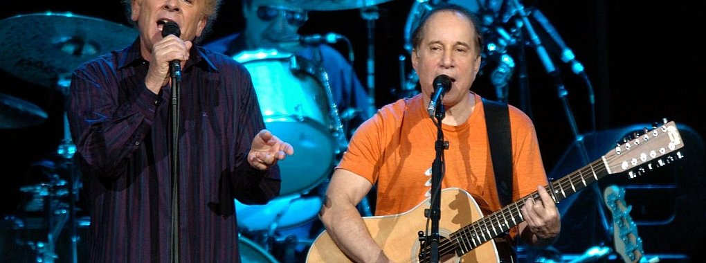 Die beiden lange zerstrittenen Musiker Paul Simon (r) und Art Garfunkel haben sich wieder vertragen. (Archivbild) - © Oliver Berg/dpa