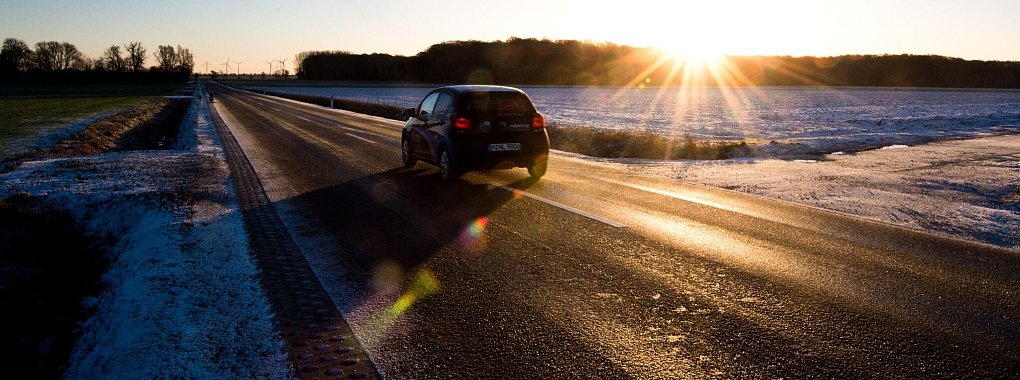 Gerade bei schwankenden Temperaturen um den Gefrierpunkt kann sich die Straßenoberfläche ständig verändern. - © Julian Stratenschulte/dpa/dpa-tmn