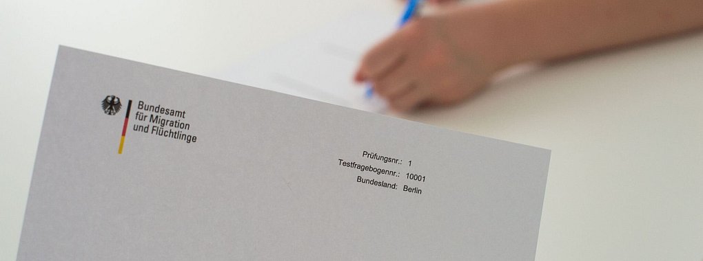 Der Einbürgerungstest gilt als bestanden wenn 17 aus 33 Fragen richtig beantwortet wurden. - © Lino Mirgeler/dpa/dpa-tmn