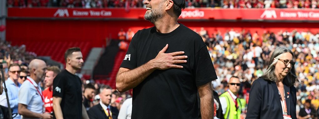 Jürgen Klopp begrüßt die Fans vor seinem letzten Spiel an der Anfield Road. - © Craig Thomas/News Images via ZUMA Press Wire/dpa
