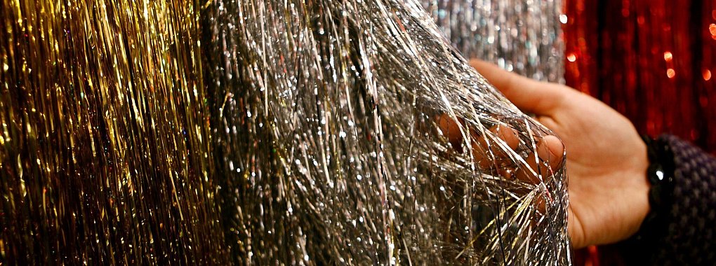 Lametta sorgt für Glanz am Weihnachtsbaum, ist aber nicht unbedingt nachhaltig. - © Oliver Berg/dpa/dpa-tmn