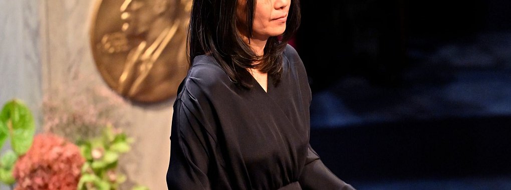 Han Kang mit ihrer Nobelmedaille und dem dazugehörigen Diplom. - © Jonas Ekstroemer/TT News Agency via AP/dpa