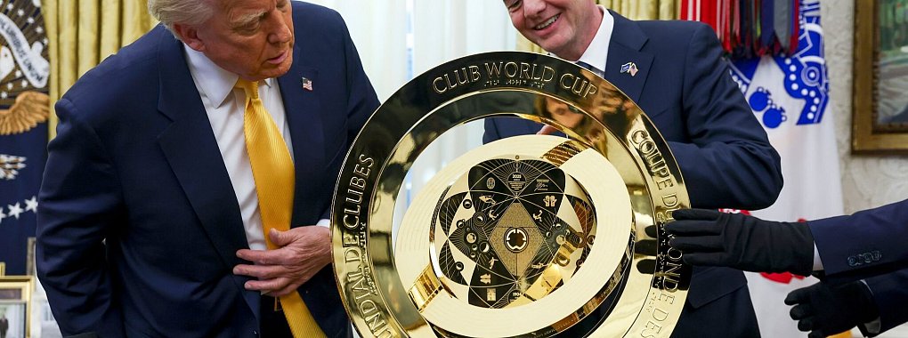 FIFA-Präsident Gianni Infantino (r) präsentierte US-Präsident Donald Trump die Trophäe der Club-WM. - © Uncredited/Pool/AP/dpa