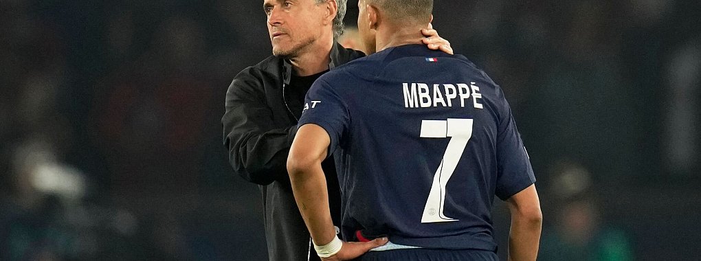 PSG-Trainer Luis Enrique (l) tr&ouml;stet Kylian Mbapp&eacute; nach der Niederlage. - &copy; Christophe Ena/AP