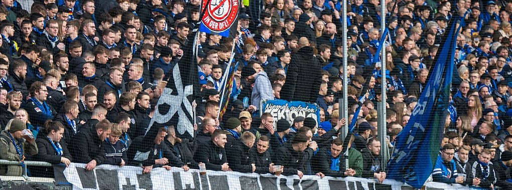 Die Paderborner Fans sind gegen einen Einstieg eines Investors bei der DFL. - © David Inderlied/dpa