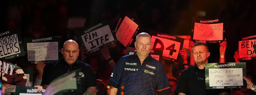 Raymond van Barneveld bei der WM in London. - © Zac Goodwin/PA Wire/dpa