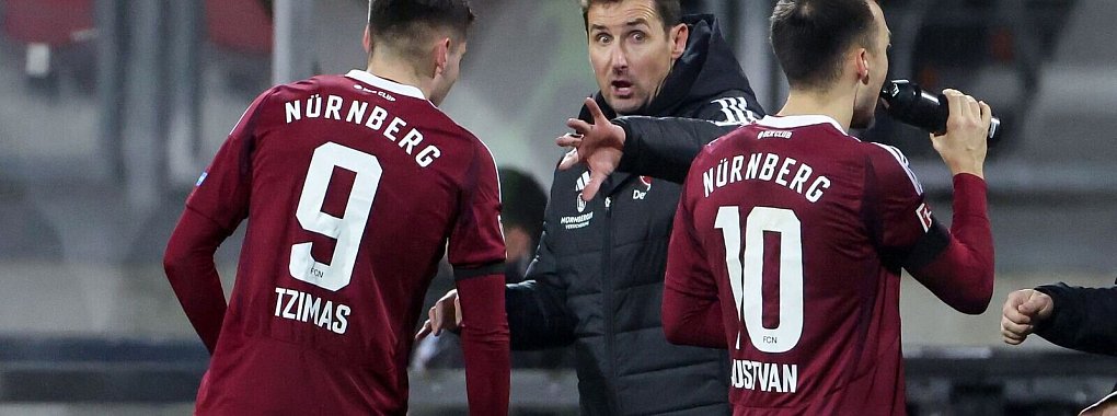 Tipps vom Weltmeister: Trainer Miroslav Klose (M) und sein Stürmer Stefanos Tzimas (L). - © Daniel Löb/dpa
