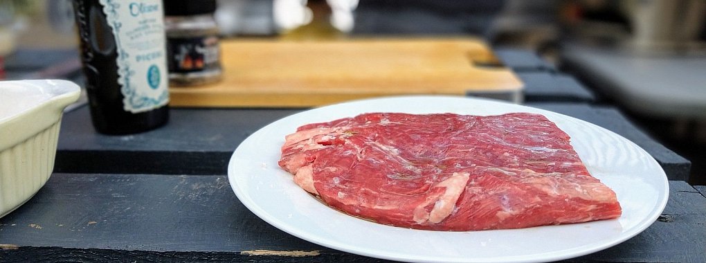 Das Flanksteak, oder auch Bavette genannt, ist ein Zuschnitt aus dem Bauchlappen des Rinds. "Ein super Fleisch!", sagt Dirk Wittfeld. Hierzulande sei es eher unbekannt, bei amerikanischen oder französischen Metzgern aber Gang und Gäbe. Wer bei seinem Metzger nachfragt, kann es in der Regel aber vorbestellen. Einen wichtigen Tipp gibt Wittfeld: "Vor dem Anschnitt aufpassen, wie die Fasern verlaufen und immer quer zur Faser schneiden", also so, dass die geschnittenen Scheibchen möglichst kurze Fasern zeigen. Das mache das Steak besonders zart. - © Yvonne Glandien