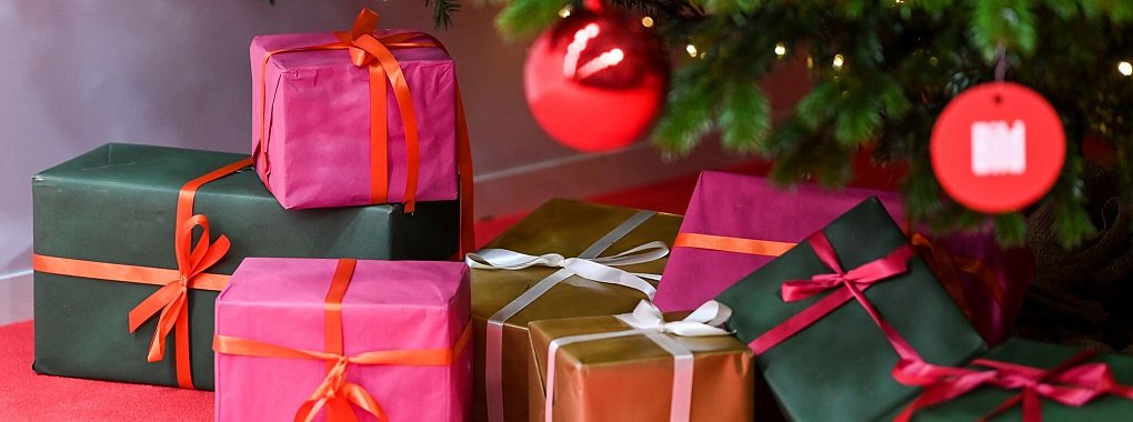 Gehören irgendwie dazu: Geschenke unter dem Weihnachtsbaum. Aber muss der Inhalt immer zwingend neu sein? - © Jens Kalaene/dpa-Zentralbild/dpa-tmn