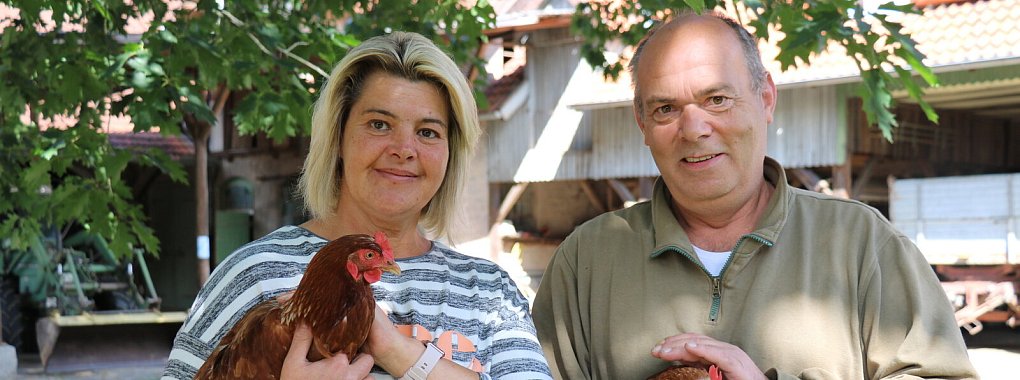 Dieta und Thorsten Volland haben die H&uuml;hner Isabella und Isolde auf dem Arm. - &copy; Alexandra Schaller
