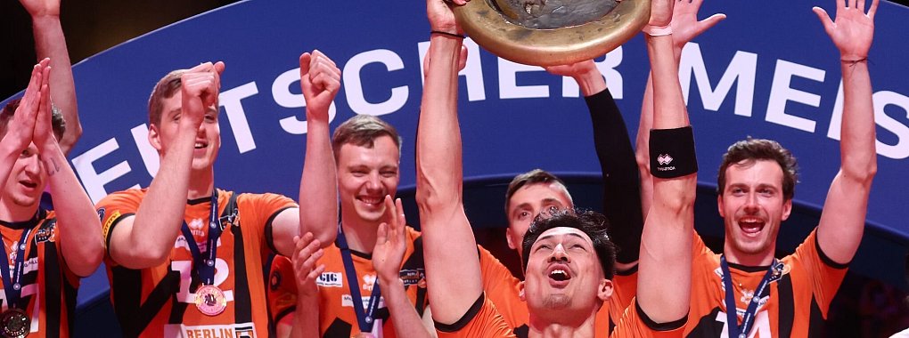 Die Spieler der Berlin Volleys jubeln mit der Meisterschale. - &copy; Christoph Soeder/dpa