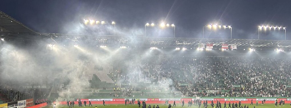 Schwere Ausschreitungen beim Wiener Stadtderby. - © Edgar Schütz/APA/dpa