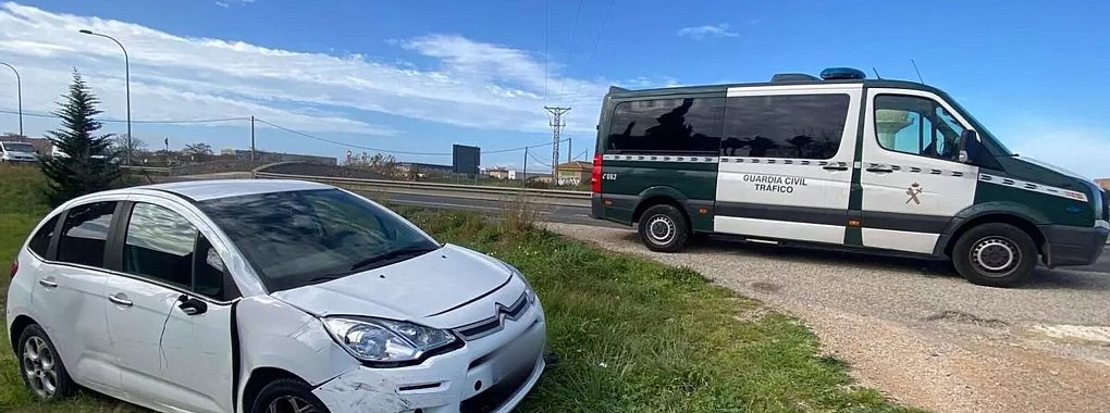 In einem weißen Kleinwagen fuhr ein 89-Jähriger Ende Januar auf Mallorca in die deutschen Bahnradsportler. - © B.Ramon/Diario de Mallorca“/dpa