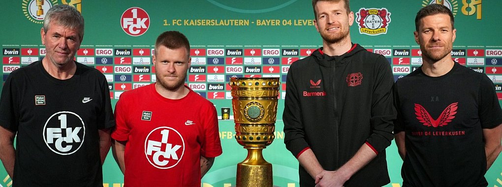 Der Respekt zwischen Kaiserslauterns Trainer Friedhelm Funkel (l) und Leverkusen-Coach Xabi Alonso (r) sehr gro&szlig;. - &copy; Soeren Stache/dpa