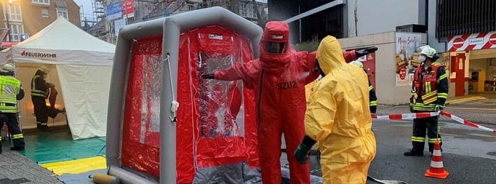 CSA Dekontamination der Einsatzkräfte. - © Nele Keunecke/Feuerwehr Bad Salzuflen