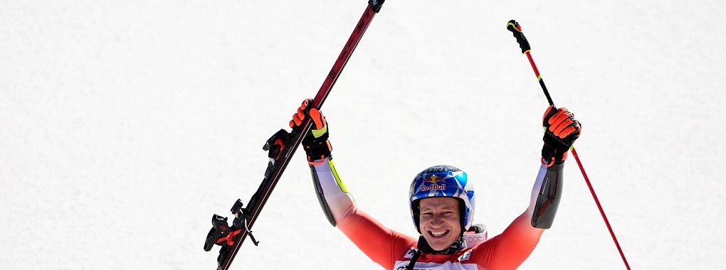 Der Schweizer Marco Odermatt verwies in einem hochklassigen Duell den Norweger Henrik Kristoffersen auf Platz zwei. - © Robert F. Bukaty/AP/dpa