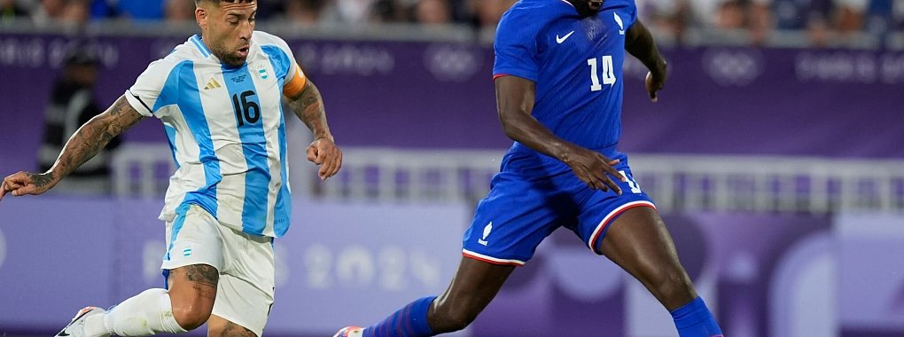 Jean-Philippe Mateta (r) erzielt das entscheidende Tor für Frankreich zum Halbfinaleinzug. - © Rebecca Blackwell/AP