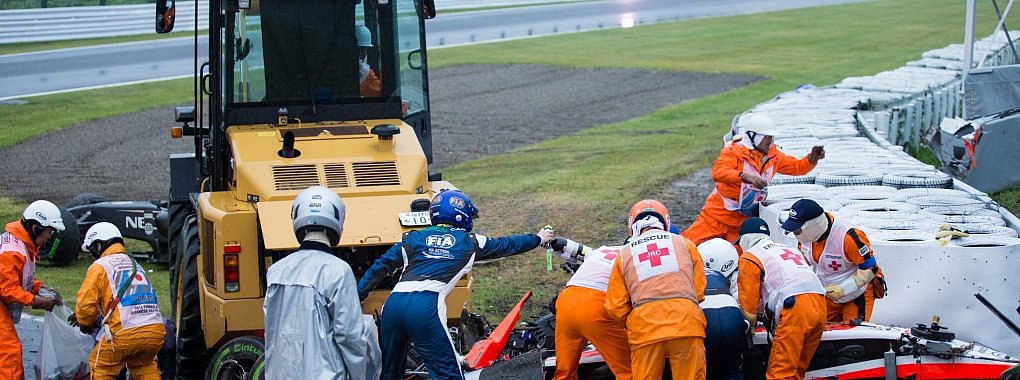 Ärzte und Helfer sind am Unfallort des französischen Formel-1-Fahrers Jules Bianchi während des Großen Formel-1-Grand Prix von Japan auf dem Suzuka Circuit. Der Unfall jährt sich zum zehnten Mal. - © Hiroshi Yamamura/HIROSHI YAMAMURA/dpa