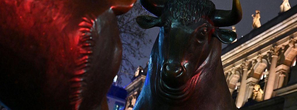 Chance oder Risiko? Der Bulle und der Bär stehen beim Börsenhandel für Auf- beziehungsweise Abschwung. - © Arne Dedert/dpa