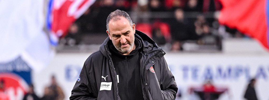 Herausfordernde Zeiten: Trainer Frank Schmidt und Heidenheim kämpfen gegen die Krise. - © Harry Langer/dpa