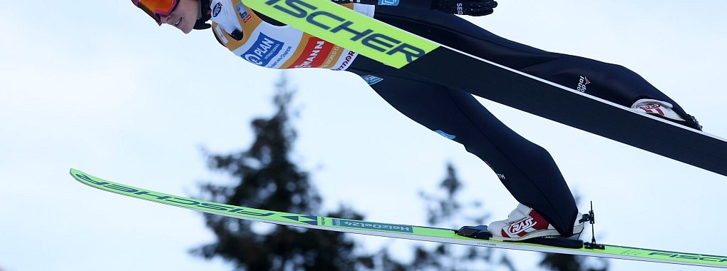 Katharina Schmid auf ihrer Heimschanze. - © Karl-Josef Hildenbrand/dpa