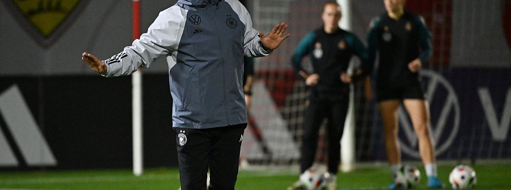Christian Wück beim Training der DFB-Spielerinnen vor der Schweiz-Partie. - © Marijan Murat/dpa