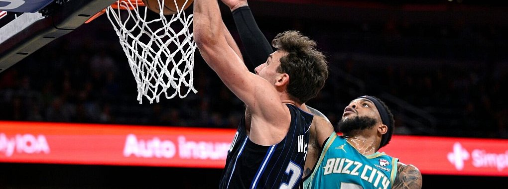 Orlandos Franz Wagner (l) zieht gegen Charlottes Miles Bridges (0) zum Korb. - © Phelan M. Ebenhack/AP/dpa