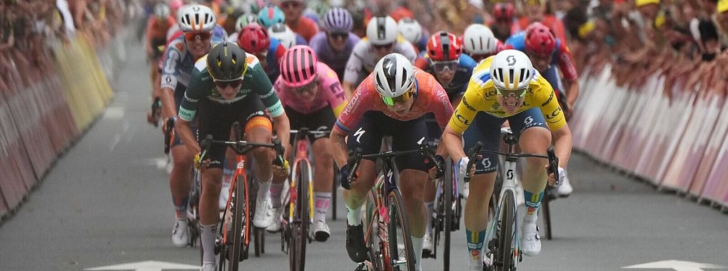 Die Niederländerin Charlotte Kool (r) bei ihrem Sieg auf der zweiten Etappe. - © Peter Dejong/AP/dpa