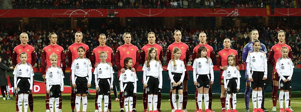 Die deutschen Kickerinnen wollen ihre jungen Fans noch mehr für Frauen-Fußball begeistern. - © Daniel Löb/dpa