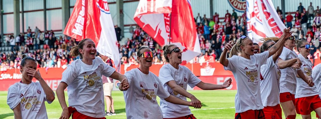 Die Bayern-Frauen bejubeln den Meister-Hattrick. - © Leonie Asendorpf/dpa