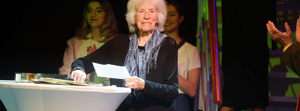 Die Theaterdirektorin Nele Hertling wurde bei der Preisverleihung in Gera für ihr Lebenswerk geehrt. - © Bodo Schackow/dpa