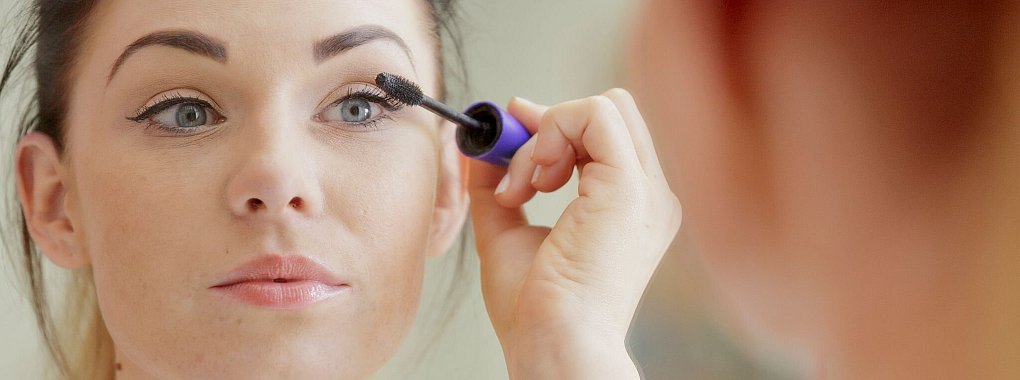 Schönes Make-up braucht auch das richtige Licht - am besten schattenlos und blendfrei. - © Monique Wüstenhagen/dpa-tmn