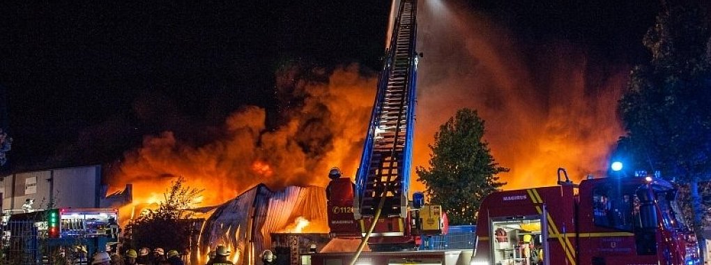 Bis zu 200 Feuerwehrleute waren nötig, um den Brand bei der Firma Tönsmeier in Detmold am 3. Oktober zu löschen. - © ARCHIVFOTO: CHRISTIAN MATHIESEN