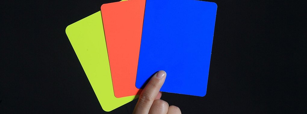 Mit der Blauen Karte soll gegen Spieler eine Zeitstrafe verhängt werden. - © Jens Wolf/dpa