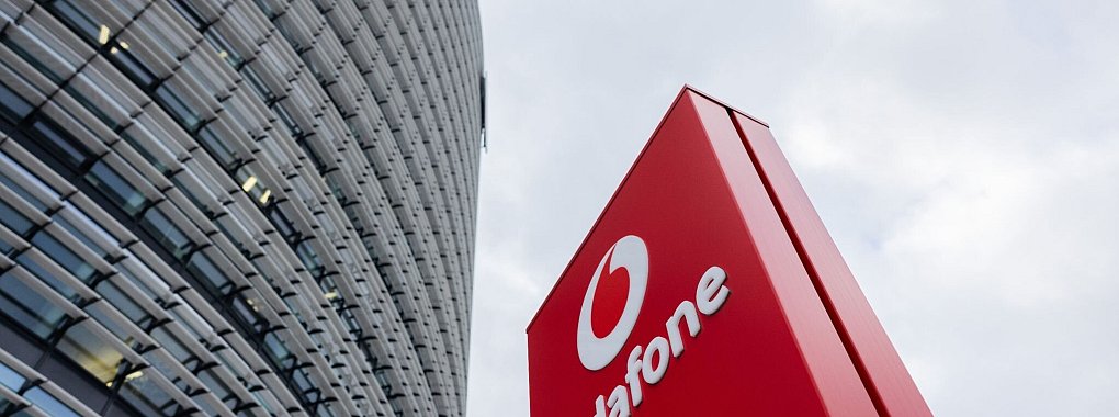 Blick auf die Zentrale des Telekommunikationsanbieters Vodafone, den Vodafone Campus. Der Mobilfunk-Riese hat seine Tarife einseitig erhöht, und handelte sich eine Sammelklage ein. - © Rolf Vennenbernd/dpa