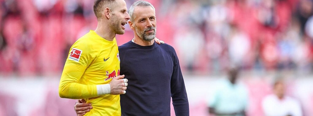 Leipzigs Trainer Marco Rose (r) und Torwart Peter Gulacsi k&ouml;nnen sich eine Rotation im RB-Tor vorstellen. - &copy; Jan Woitas/dpa