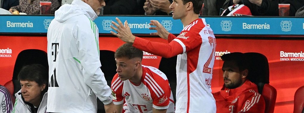 Trainer Thomas Tuchel (l) hatte f&uuml;r Thomas M&uuml;ller in der Offensive gegen den FC Arsenal keinen Platz. - &copy; Federico Gambarini/dpa