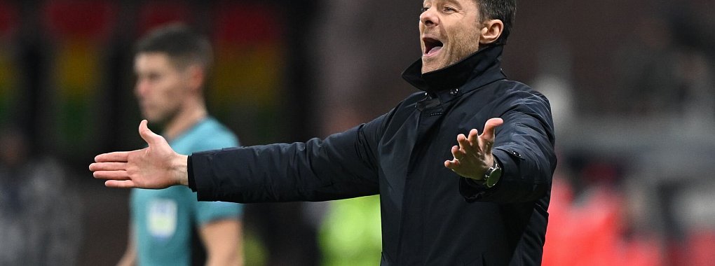 Leverkusens Trainer Xabi Alonso sieht sich vor dem Champions-League-Duell mit dem FC Bayern München in der Favoritenrolle. - © Arne Dedert/dpa