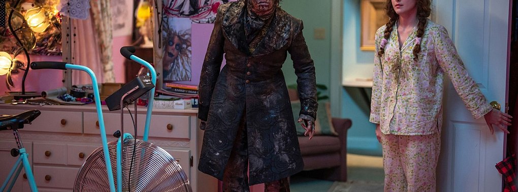 Lisa Swallows (Kathryn Newton) hat einen viktorianischen Junggesellen zum Leben erweckt, der &uuml;ber Leichen geht. - &copy; Michele K. Short/Universal Pictures/dpa