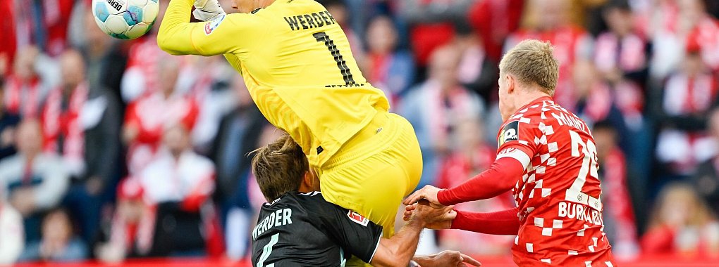 Bremens Torwart Michael Zetterer leitete das 1:1 der Mainzer mit einem Fehler ein. - © Uwe Anspach/dpa