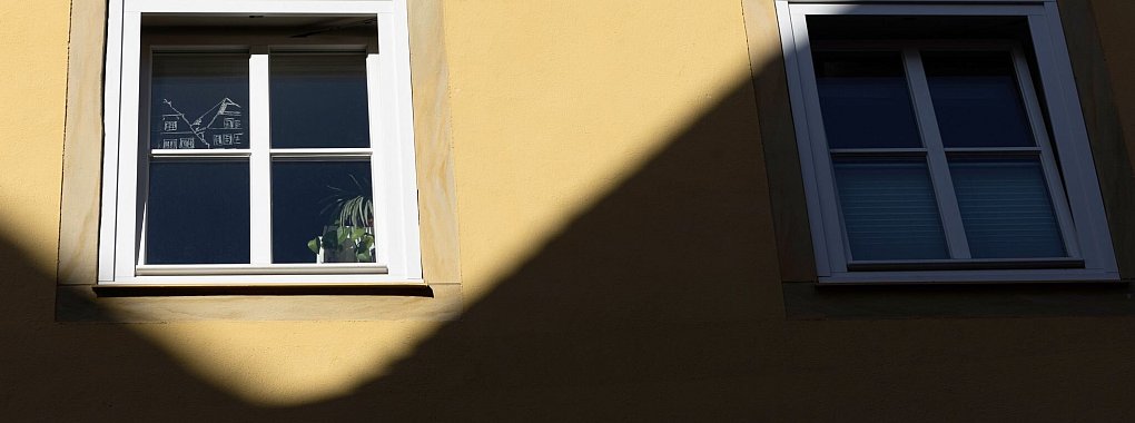 Wenn es nach der Winterkälte wieder wärmer wird, sollte die Fassade auf Risse überprüft werden. - © Friso Gentsch/dpa/dpa-tmn