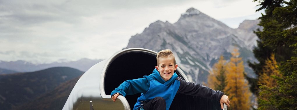 Auf 2,5 Kilometer Wegstrecke können sich Kinder im Stubaital auf neun Rutschen austoben. - © Johannes Mair/Alpsolut Pictures/TVB Stubai/dpa-tmn