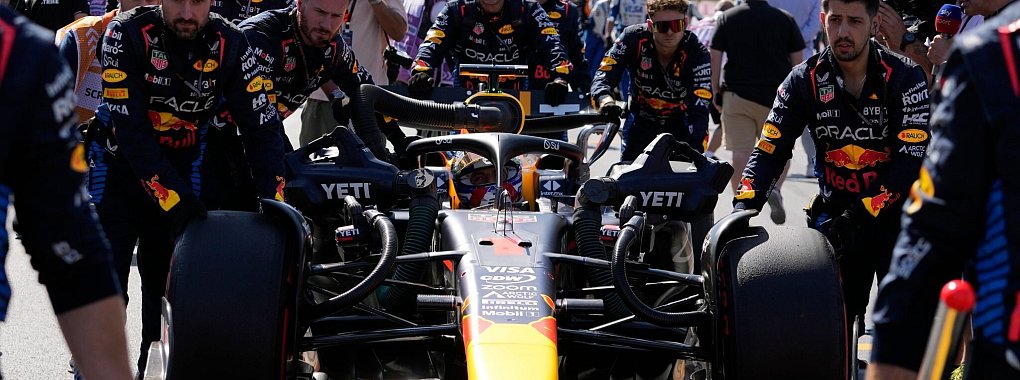 Max Verstappens Vorsprung in der WM schmilzt - deshalb verzichtet Red Bull jetzt auf einen geplanten Sonderlack. - © Sergei Grits/AP/dpa