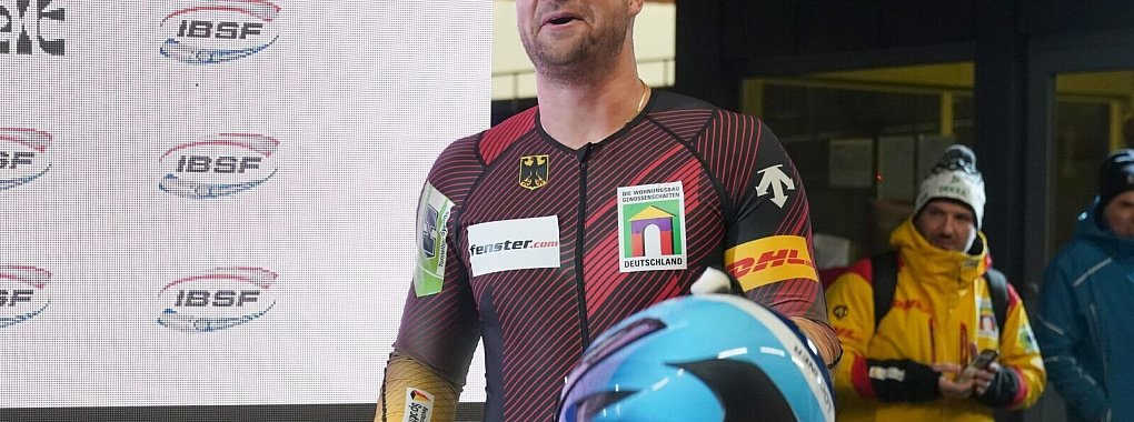 Johannes Lochner fährt beim Zweierbob-Weltcup in Sigulda mit seinem neuen Anschieber Jörn Wenzel sofort auf Rang eins. - © Roman Koksarov/dpa