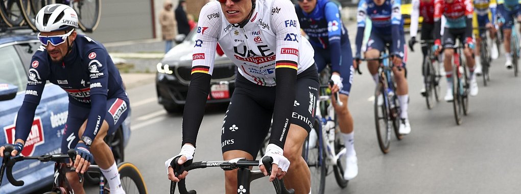 Form wie 2019: Nils Politt (M) vom UAE Team Emirates freut sich auf Kopfsteinpflaster und Regen. - © David Pintens/Belga/dpa