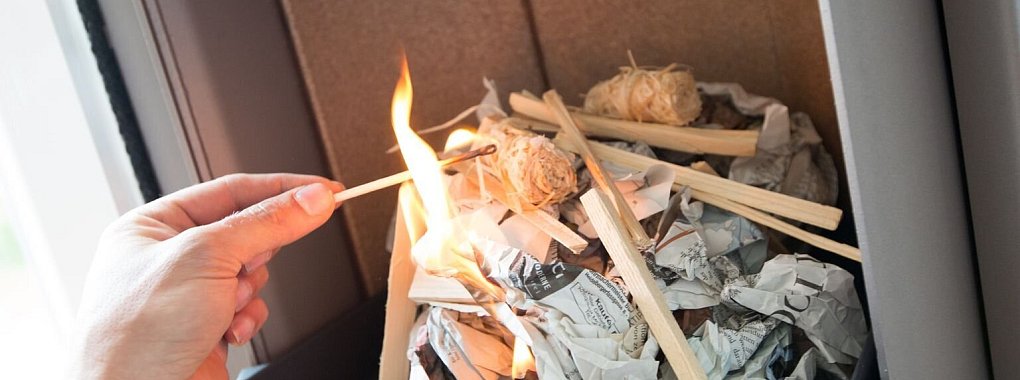 Vor dem Anfeuern: Checkliste f&uuml;r die Ofenpflege - &copy; Foto: Florian Schuh/dpa-tmn